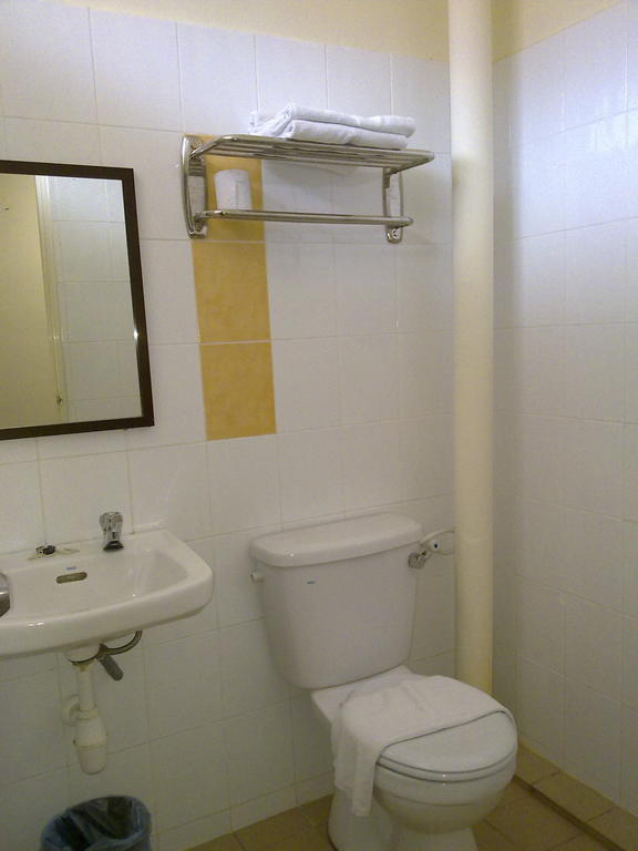 World Youth Hotel Ayer Keroh Szoba fotó